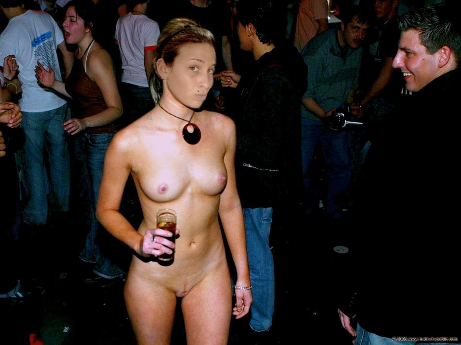 Голые телочки на вечеринке