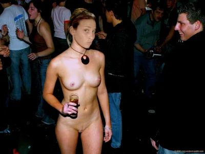 Голые телочки на вечеринке
