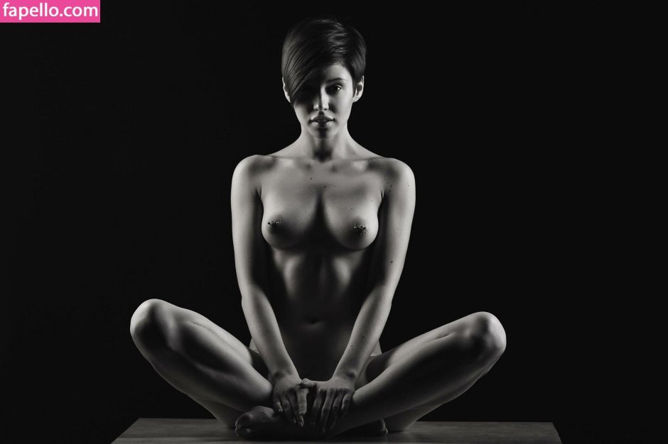 Красивые девушки ню в студии