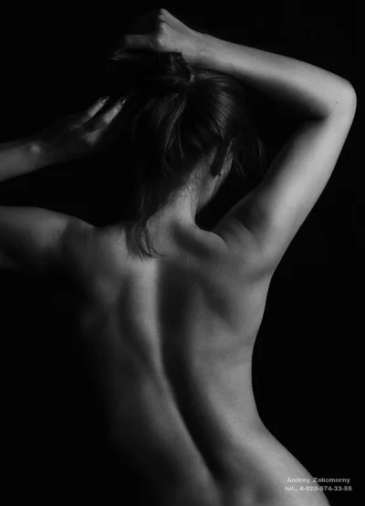 Девушка с голой спиной