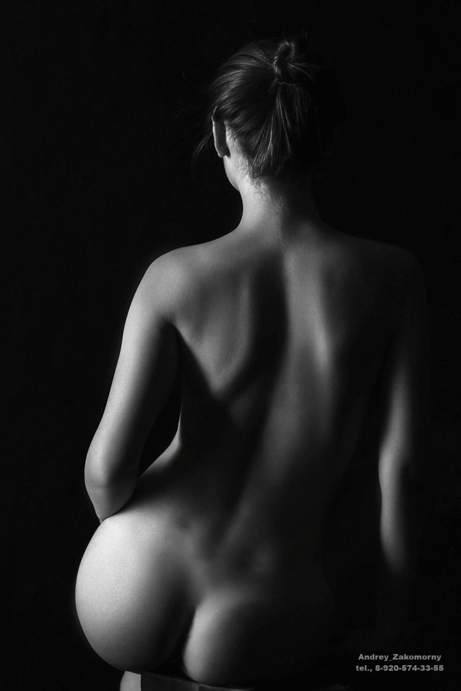 Обнаженная девушка со спины