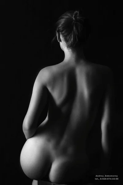 Обнаженная девушка со спины