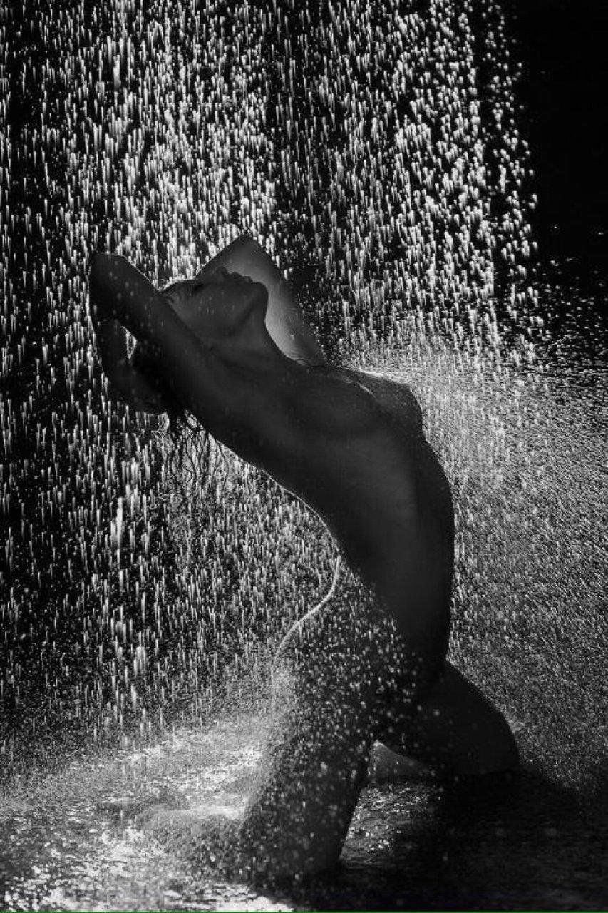 Рыжая с голой грудью под дождем