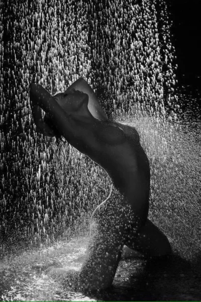 Рыжая с голой грудью под дождем