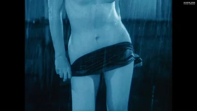 Голая под дождем