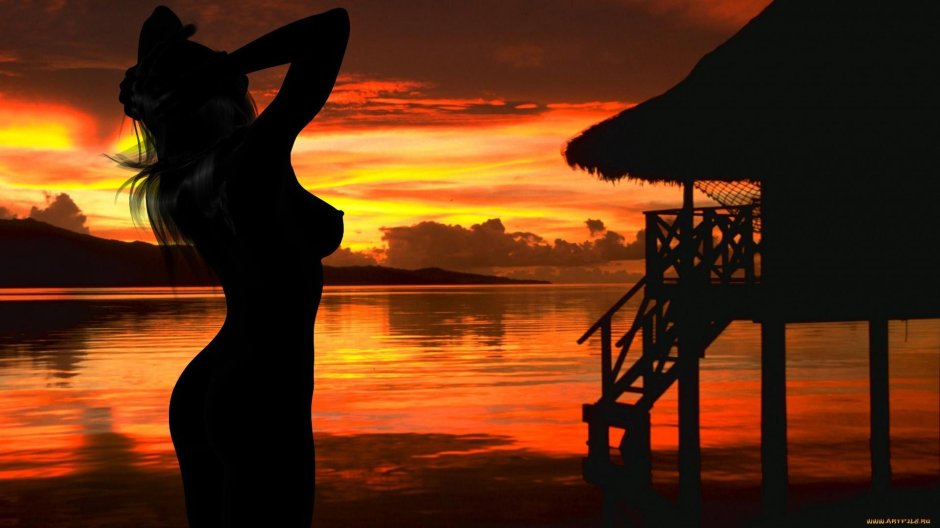 Девушка на закате у моря