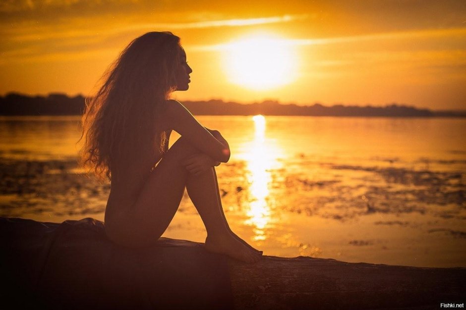 Девушка на закате у моря