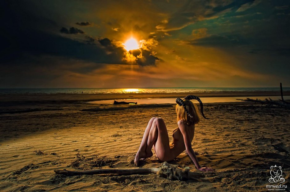 Девушка на закате у моря