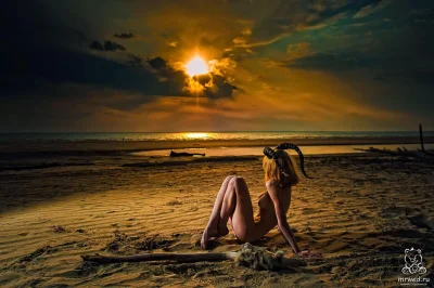 Девушка на закате у моря