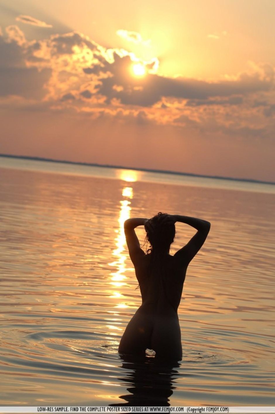 Девушка на закате у моря