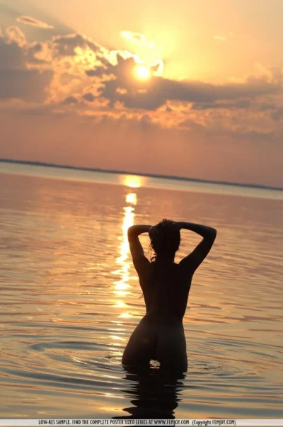 Девушка на закате у моря