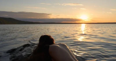 Девушка со спины в воде ню