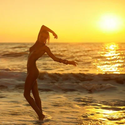 Девушка ню в лучах солнца