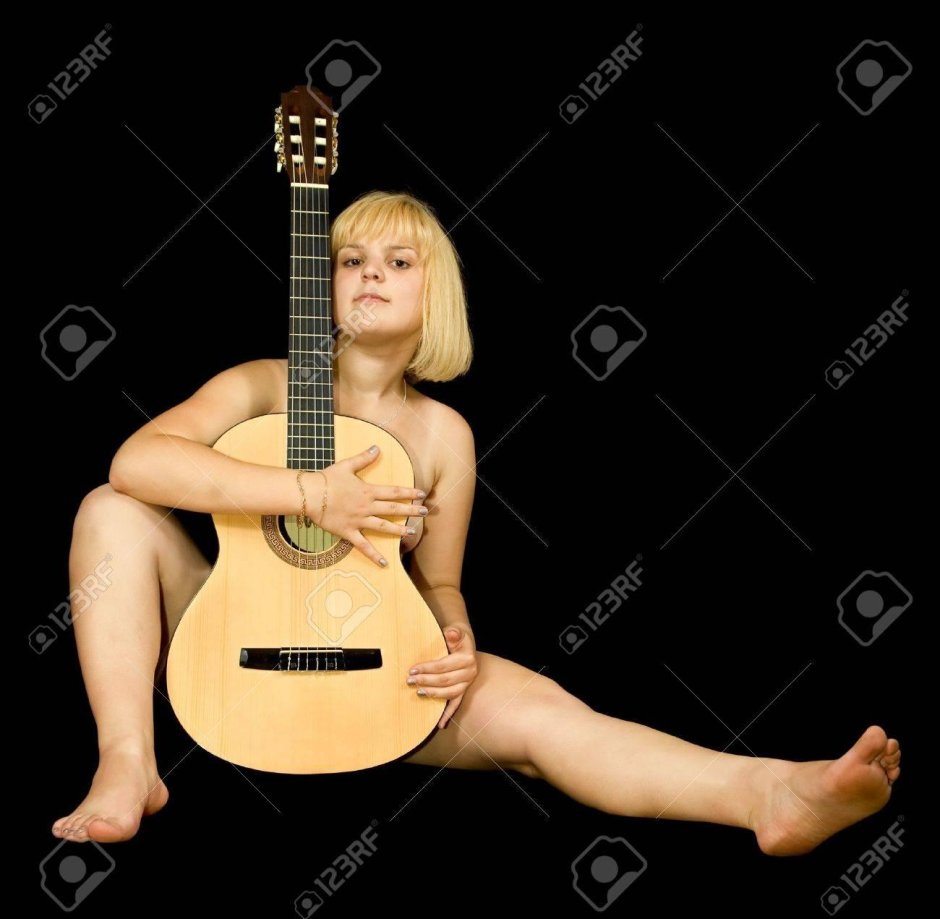 Голая девушка играет на гитаре