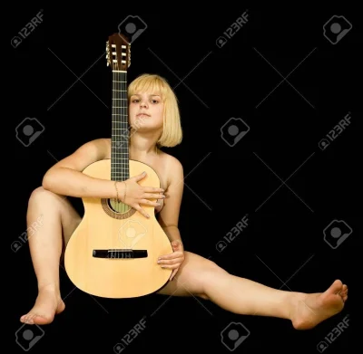Голая девушка играет на гитаре