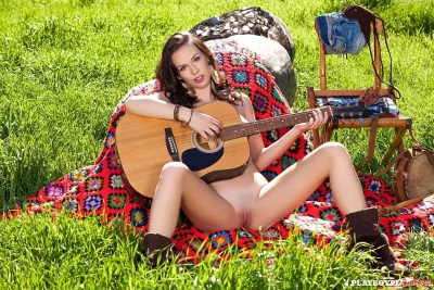 С гитарой на природе