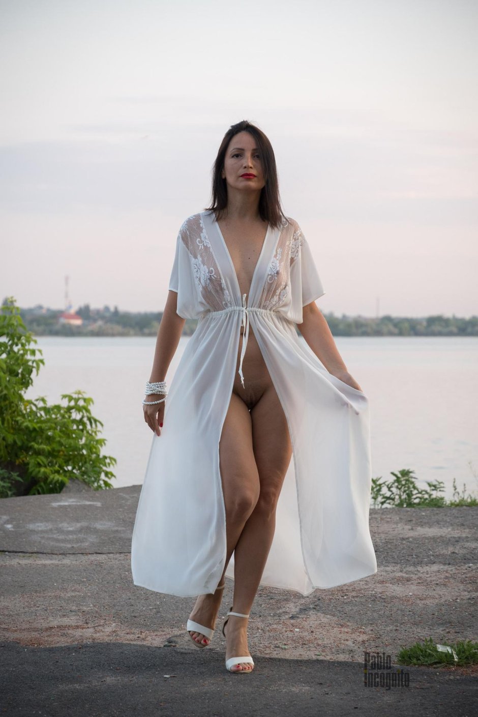 Девушки в прозрачных платьях ню