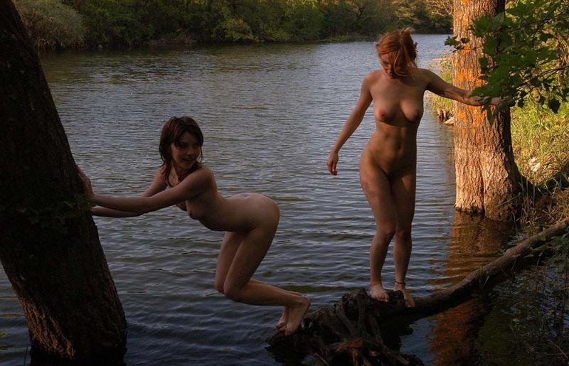 Голые девки купаются в речке
