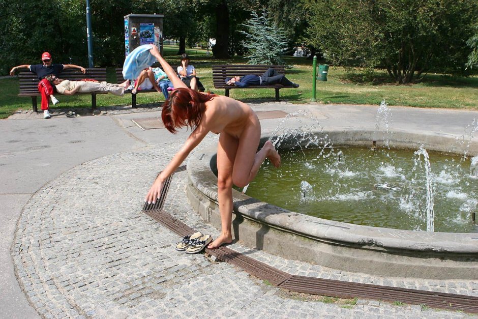 Девушки купаются в фонтане