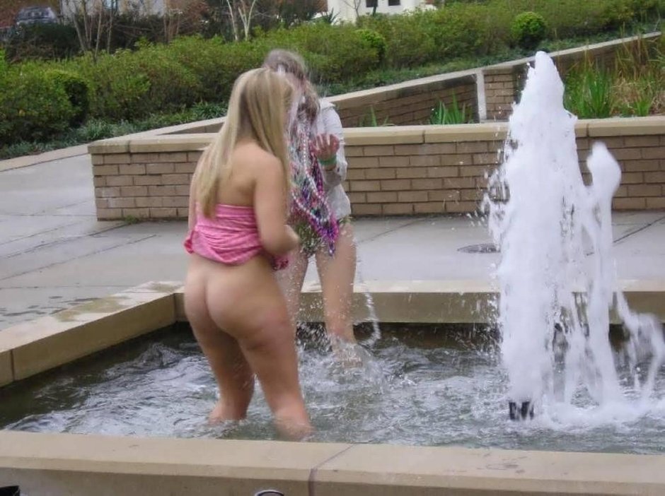 Купание в фонтане голышом