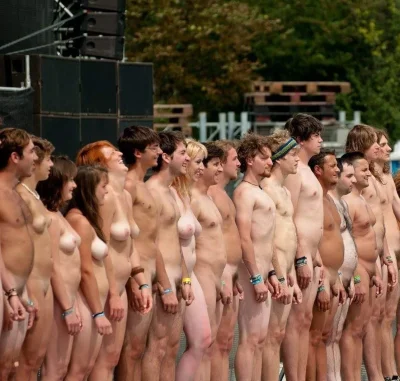 Очень много голых женщин