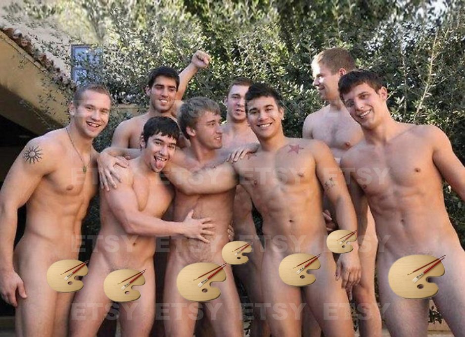 Несколько голых мужчин