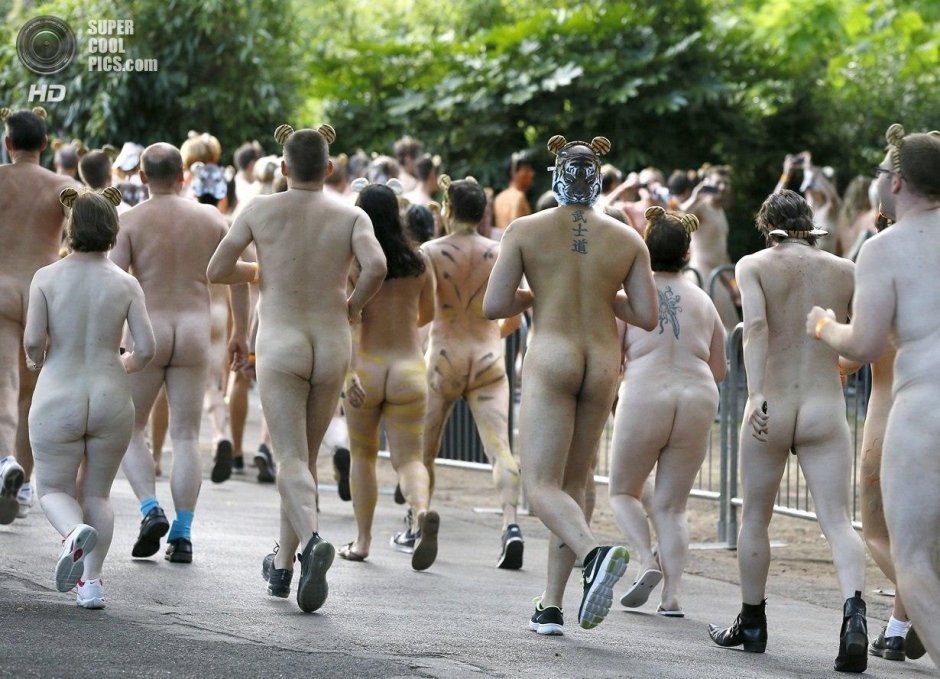 Массовый забег голых женщин