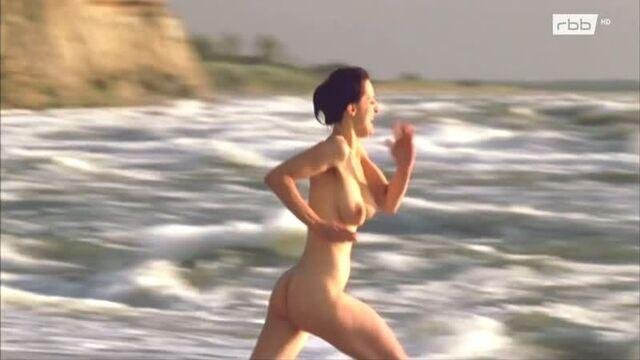 Ню на пляже