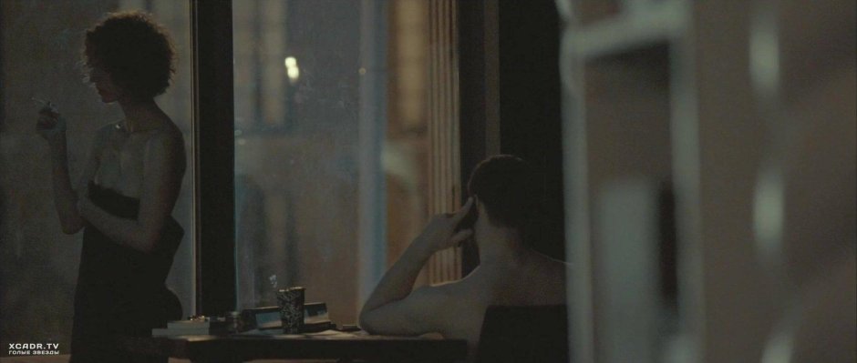 Мужчина у окна