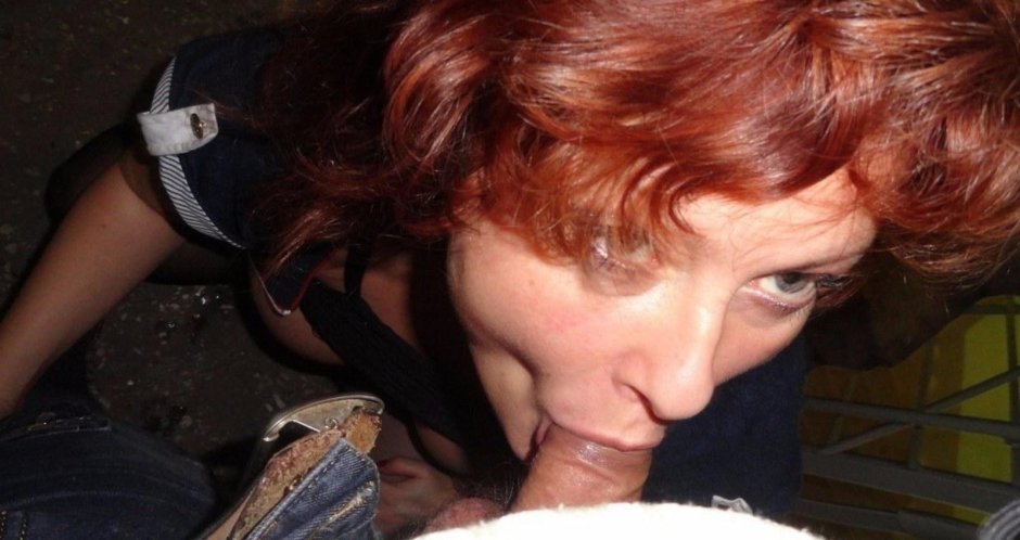 Сосет в подъезде