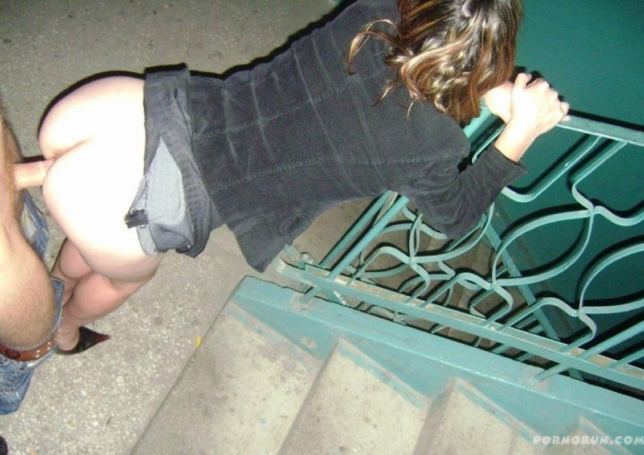 В подъезде секс