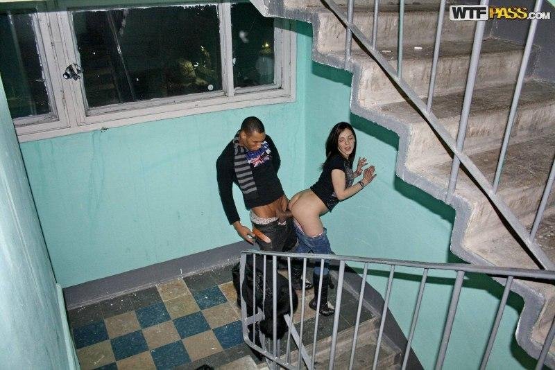 Секс в подъезде