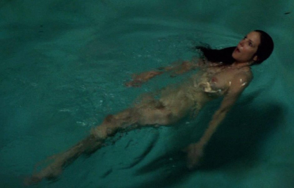 Женщина в бассейне