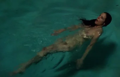 Женщина в бассейне