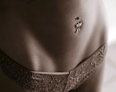 Девушка с пирсингом в пупке