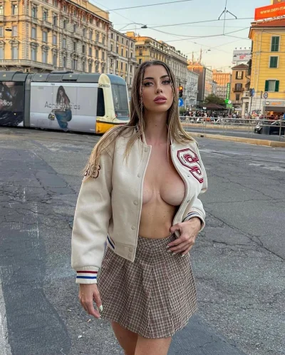 Девушка без бюстгальтера