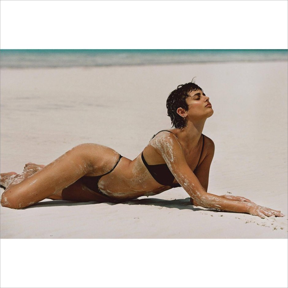 Тейлор хилл в купальнике