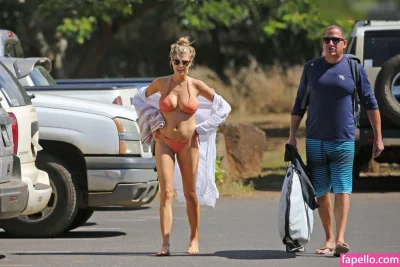 Шарлотта маккинни бикини