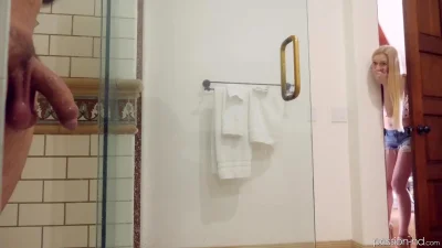 Девушка подглядывает за парнем