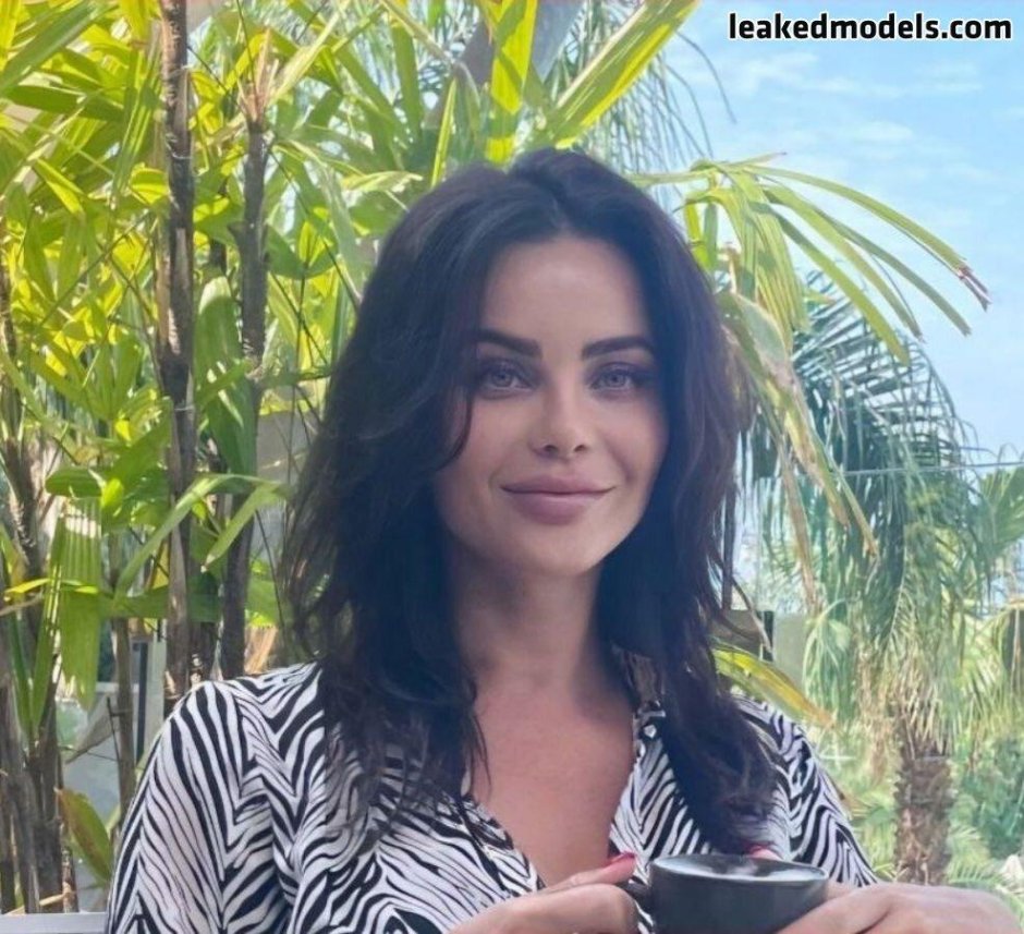 Популярная девушка