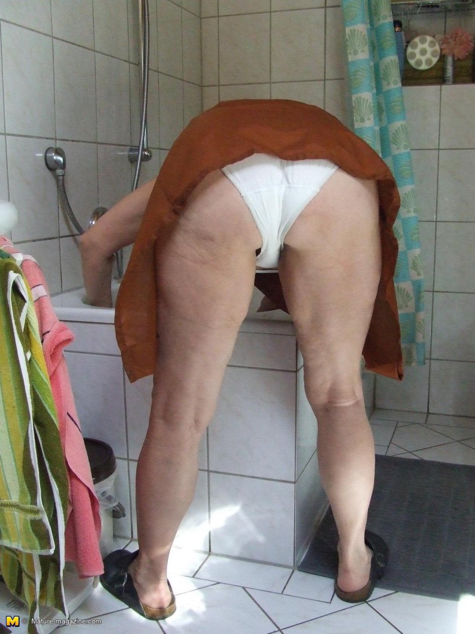 Пожилая женщина в трусах