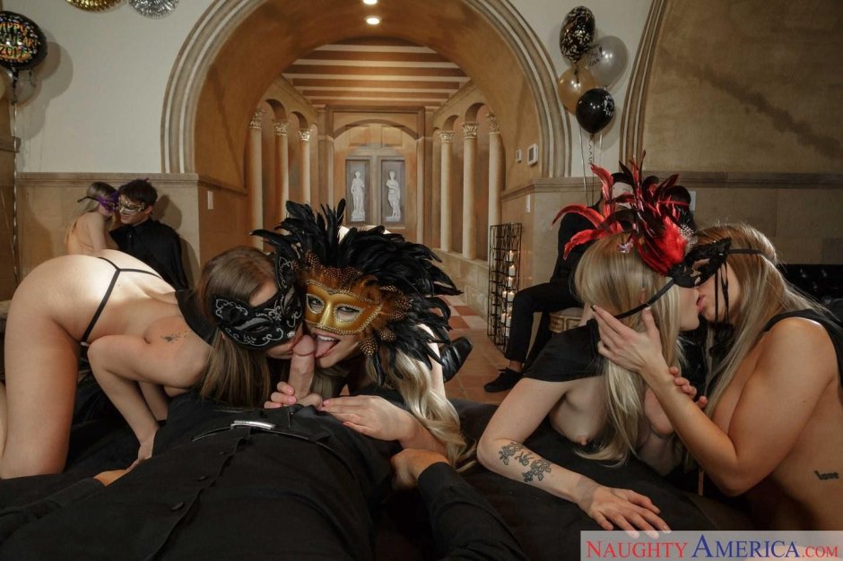 Оргия в венецианских масках