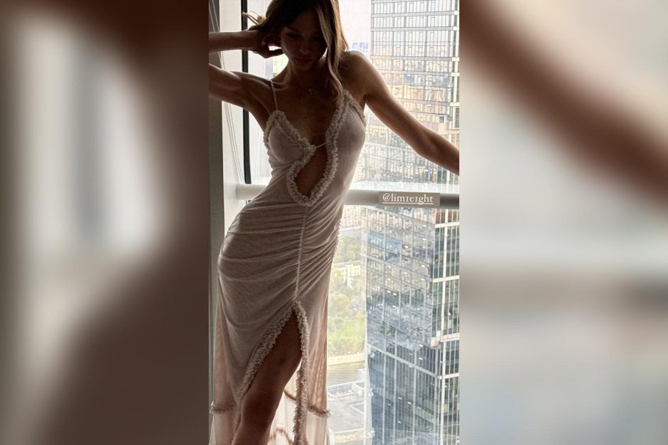 Прозрачное платье без нижнего белья