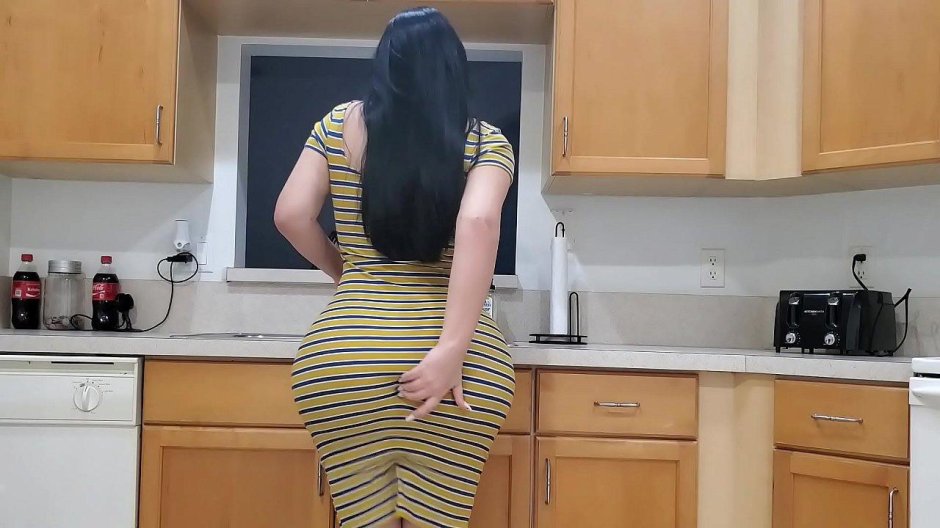 Большая попа мачехи на кухне