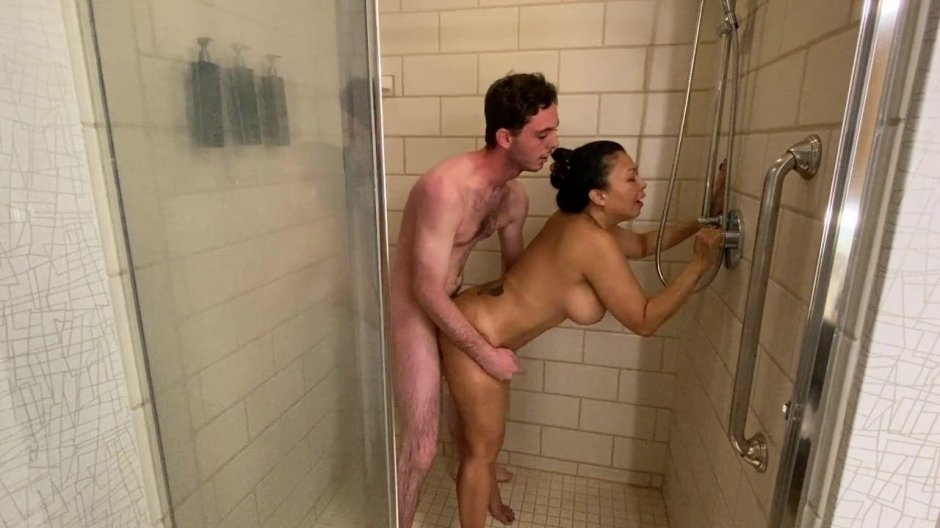 Порнушка в душе с молодой