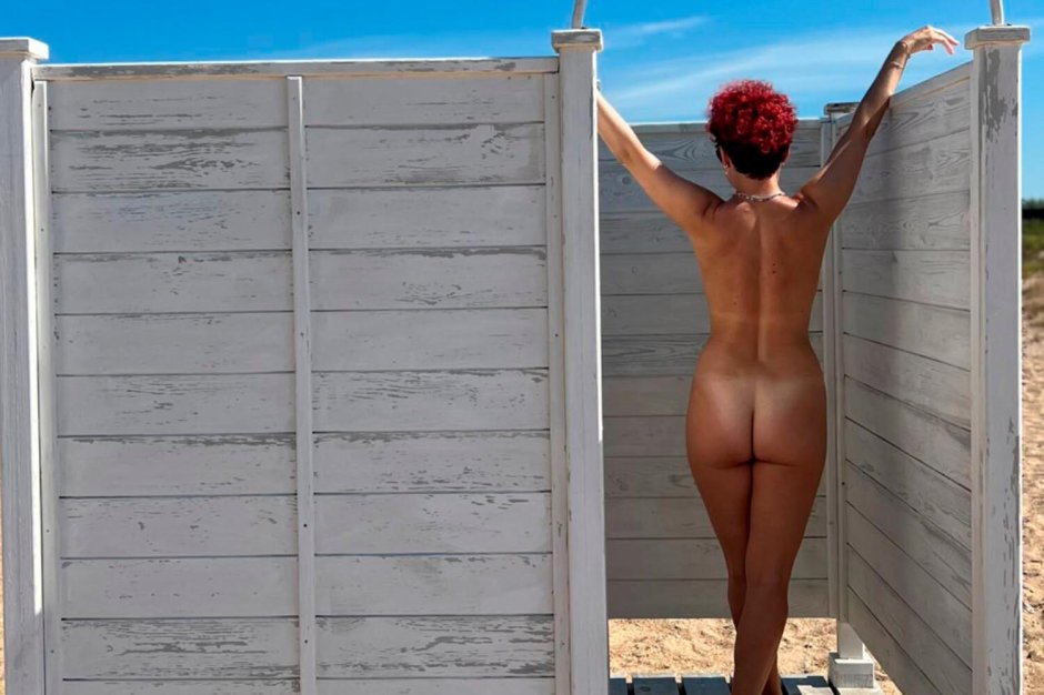 Обнаженная на пляже