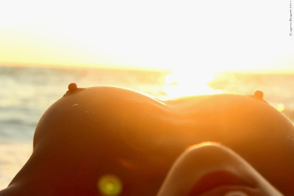 Красивые сиськи девушки на солнце