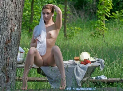 Девушка на траве без трусов