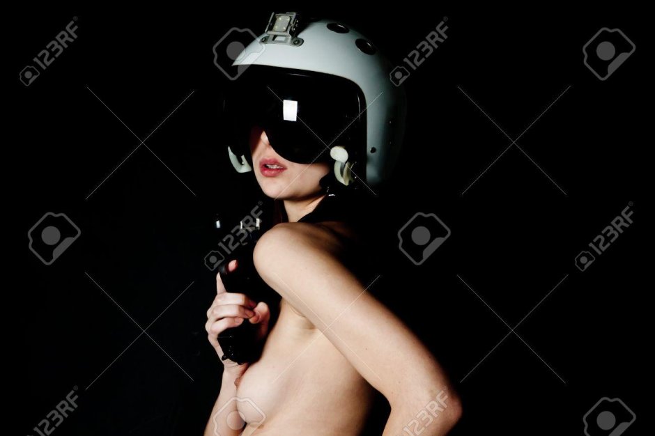 Девушка в каске