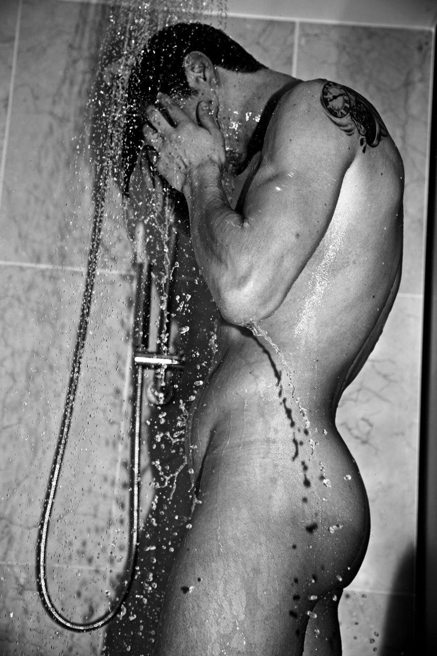 Мужчина в душе